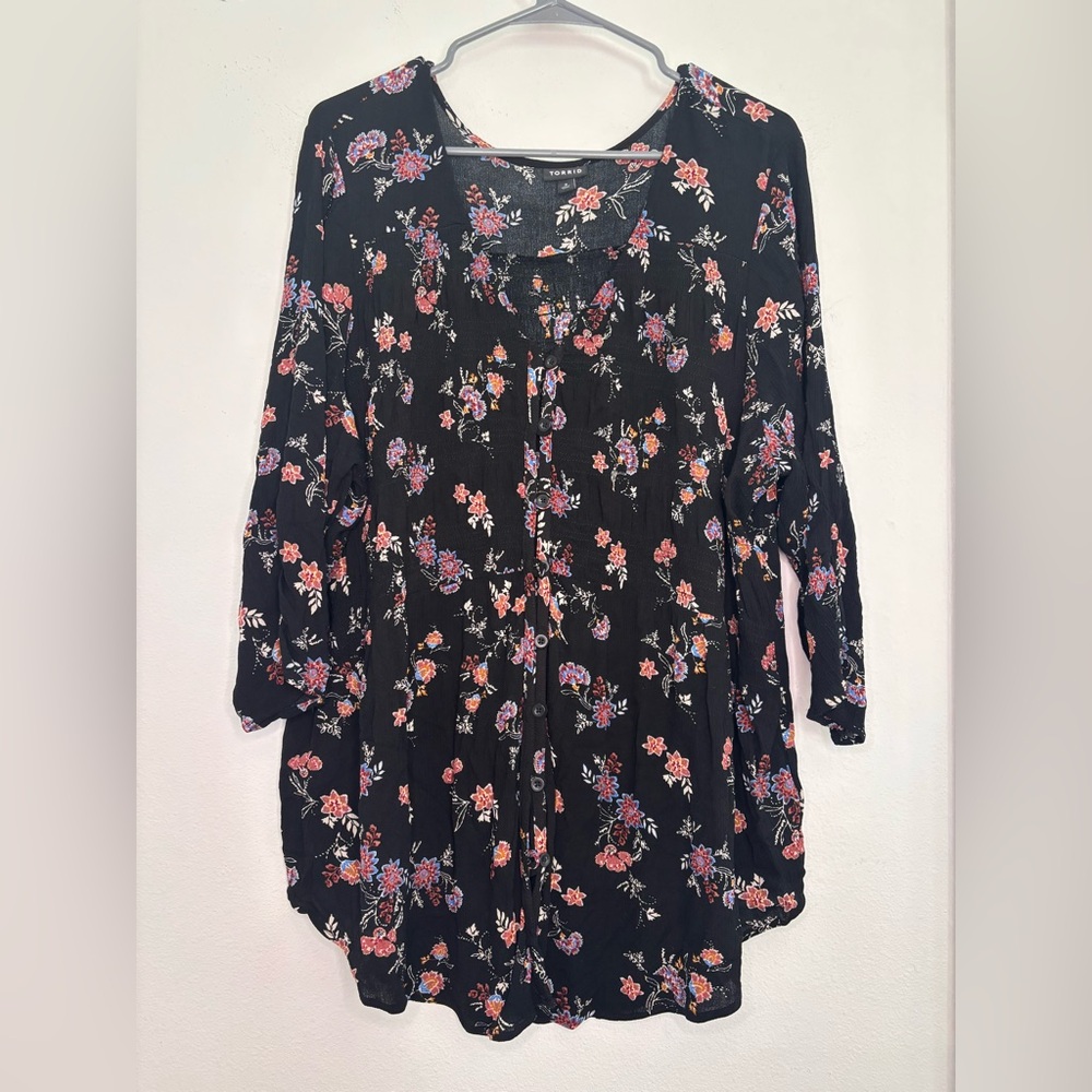 TORRID BLACK FLORAL FLOWY BUTTON FRONT TUNIC BLOUSE SZ 3X